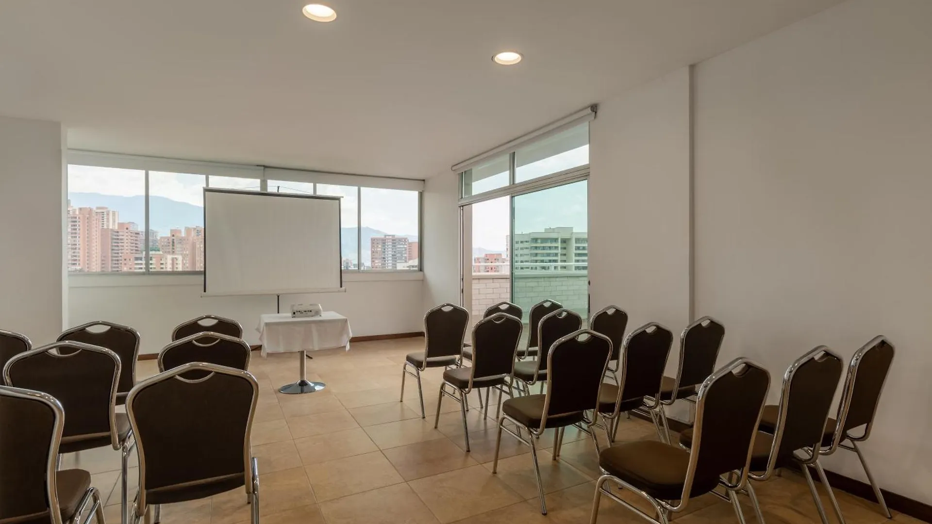 Apartamentos Poblado Alejandria By Housy Host Medellin 4*,