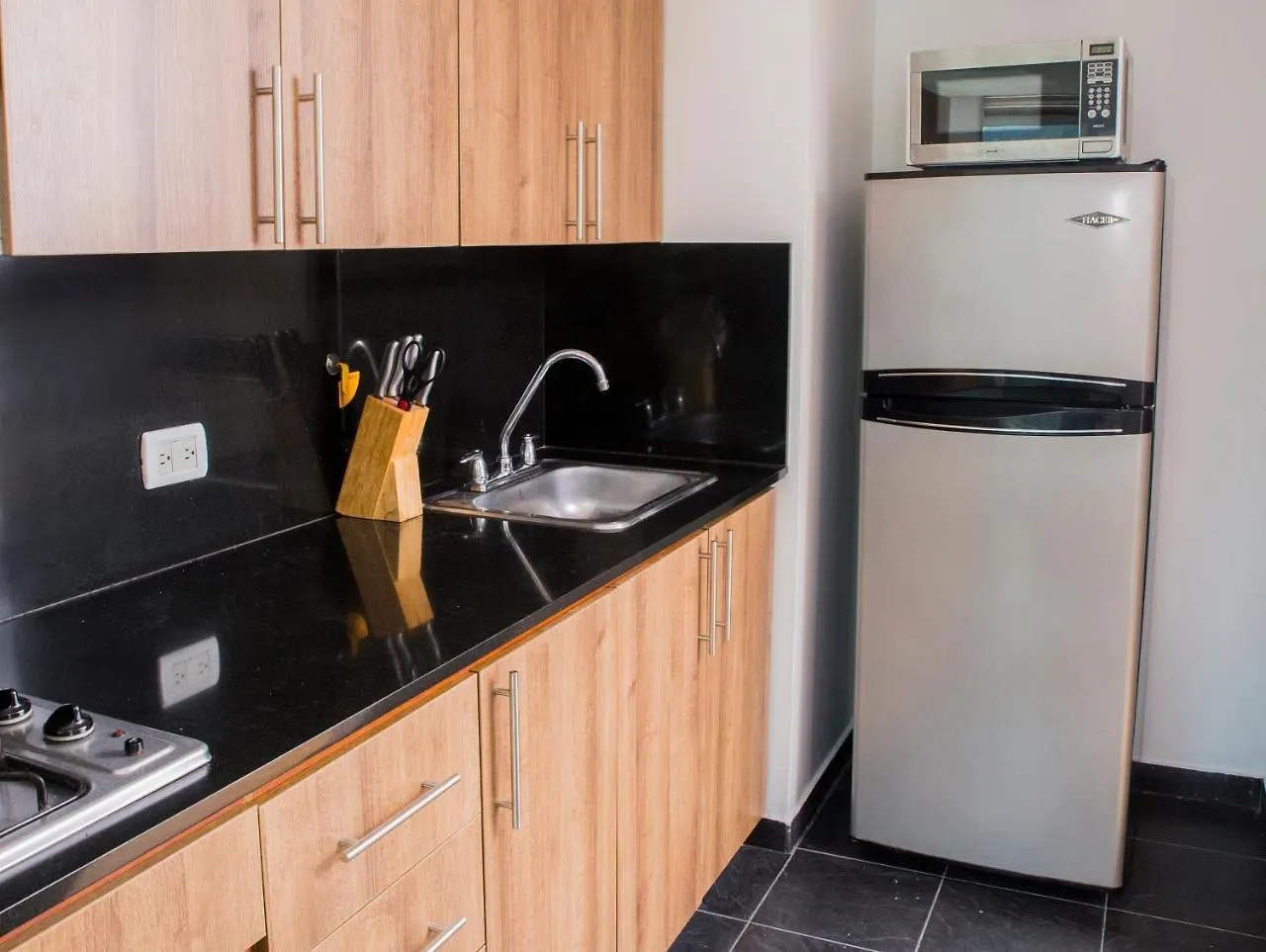 Apartamentos Poblado Alejandria By Housy Host Medellin 4*,